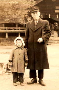 五歳の時、父と（金沢尾山神社）